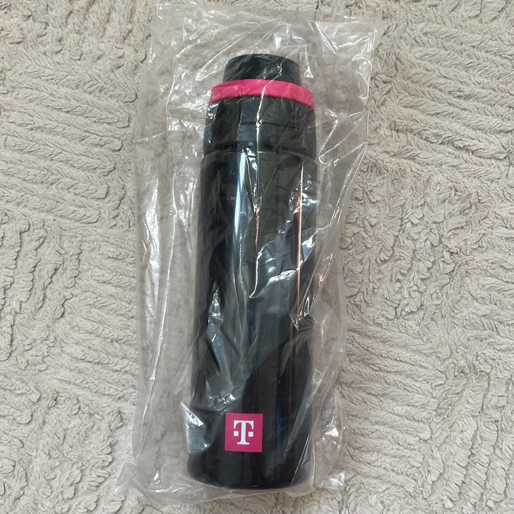 T-Mobile water bottle 2-in-1 straw & spout, New condition, black & pink, 24 oz